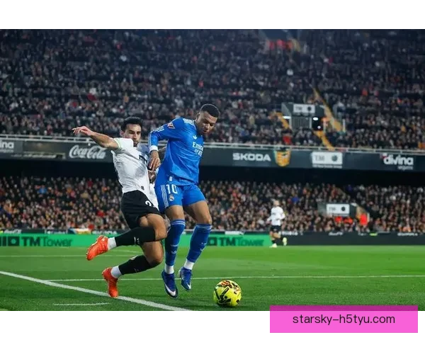 皇马球迷遭瓦伦西亚球迷辱骂吐口水